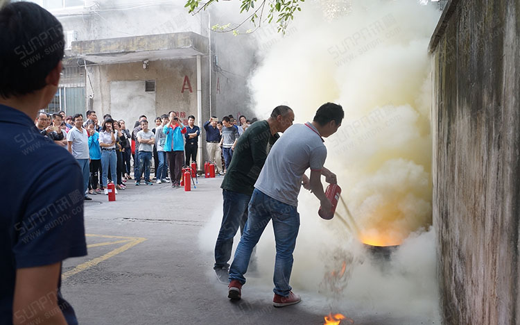 訊鵬科技消防演習(xí).jpg 訊鵬科技消防演習(xí).jpg