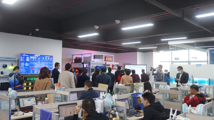 向視察團展示智慧廁所系統(tǒng) 向視察團展示智慧廁所系統(tǒng)
