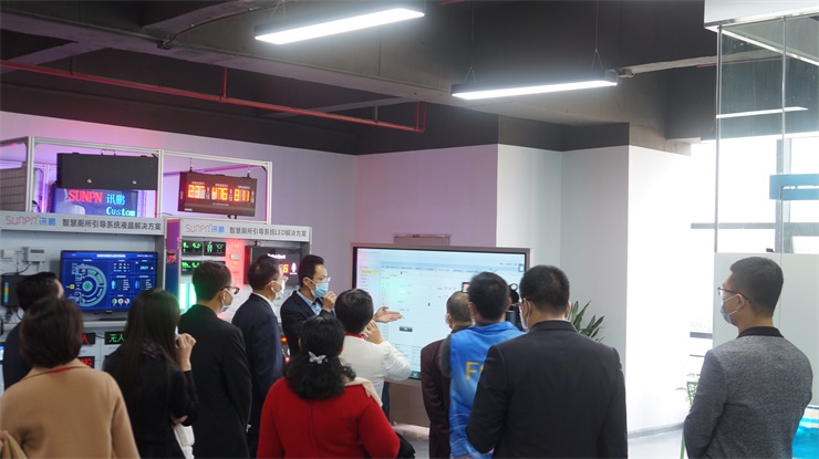 向視察團展示OKMES系統(tǒng) 向視察團展示OKMES系統(tǒng)